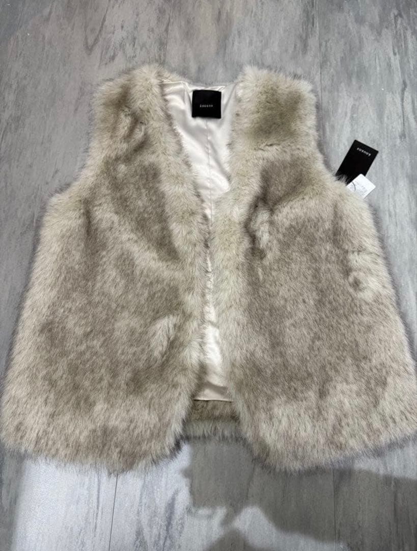 新品未使用タグ付き　アニュアンス　ショートファーベスト　グレイベージュ
