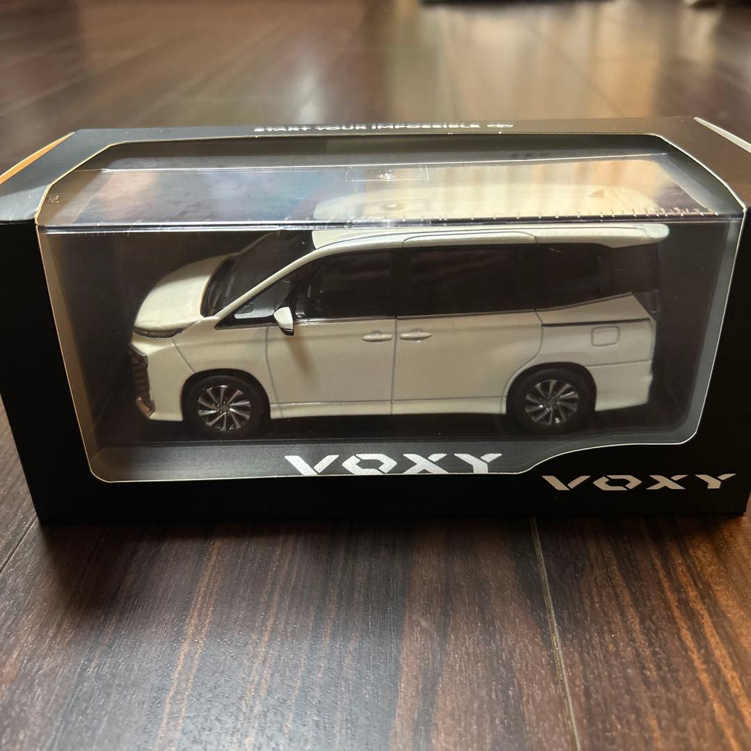 トヨタ　ヴォクシー　VOXY 90系　1/30 ホワイトパール