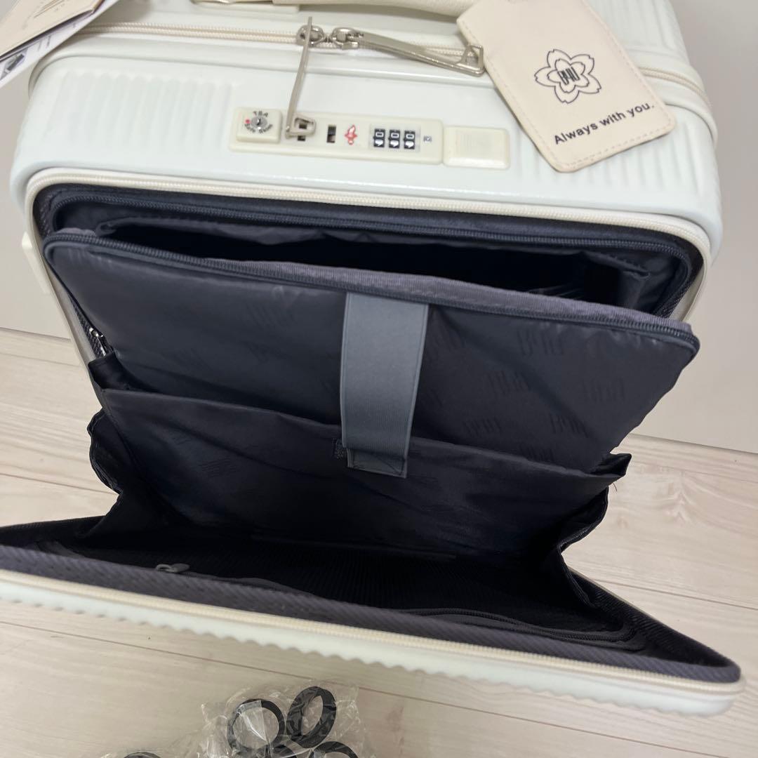 【新品‼️】B4Uホワイト キャリーケース　Sサイズ