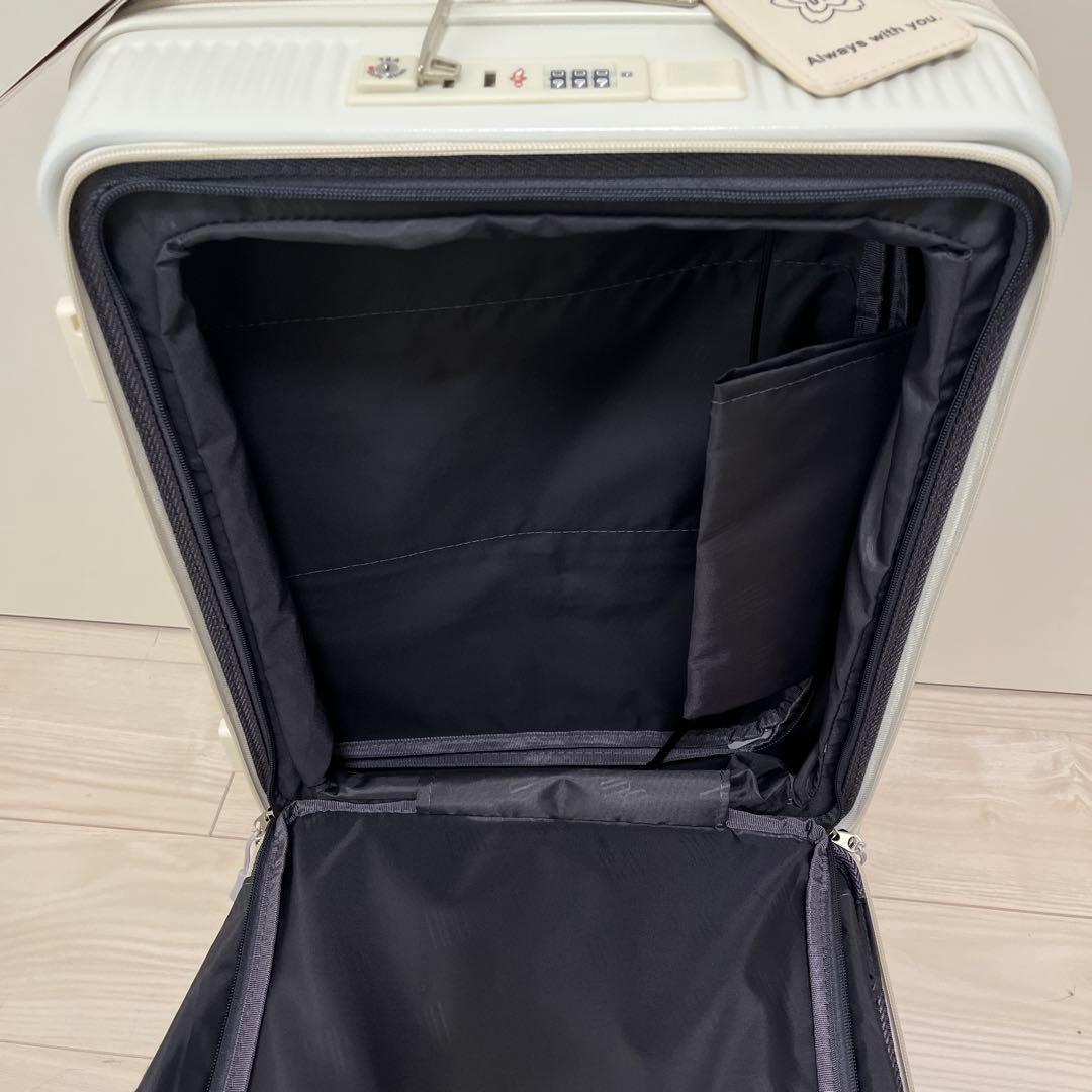 【新品‼️】B4Uホワイト キャリーケース　Sサイズ