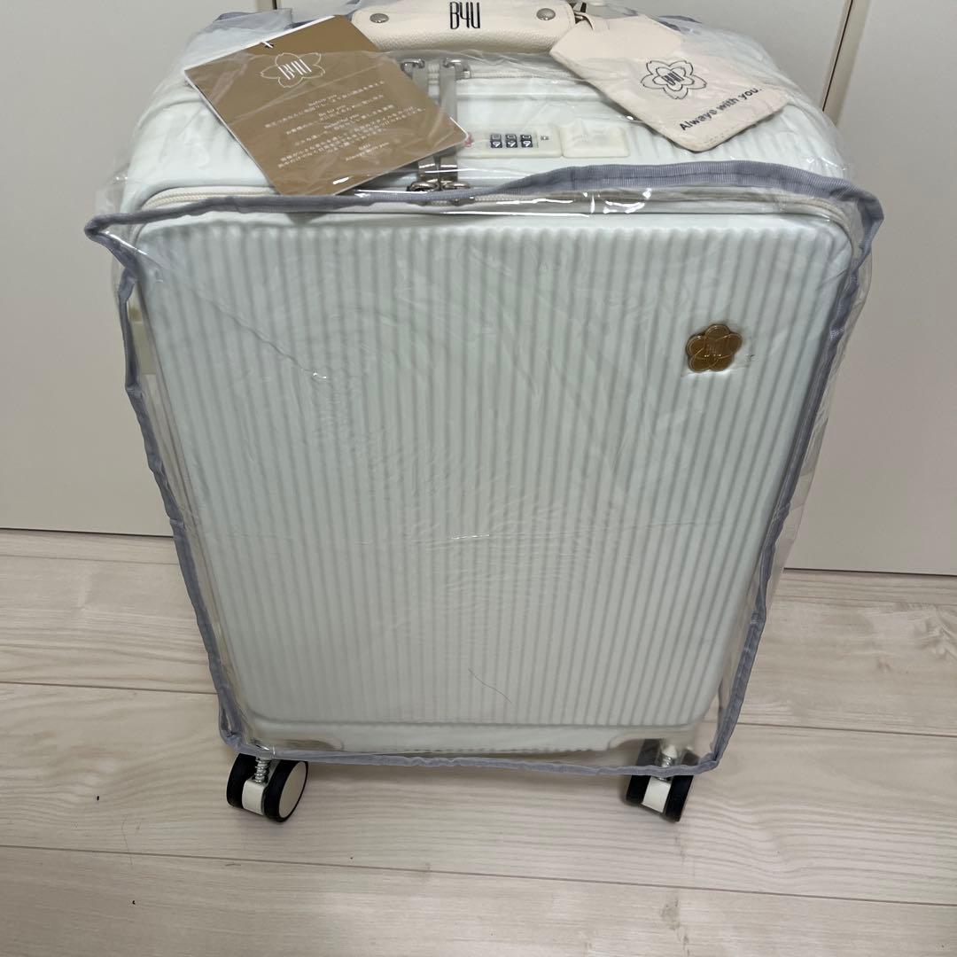 【新品‼️】B4Uホワイト キャリーケース　Sサイズ