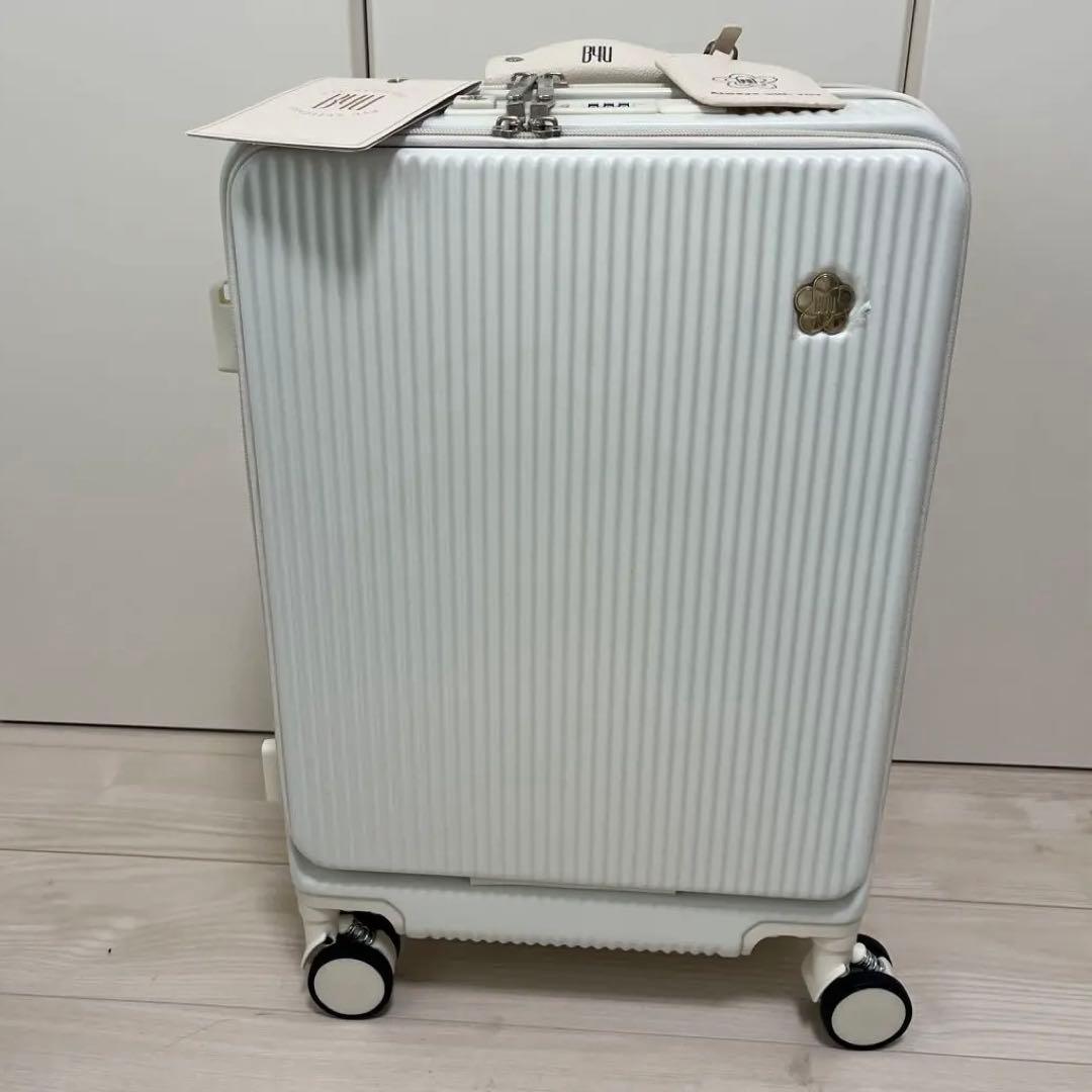 【新品‼️】B4Uホワイト キャリーケース　Sサイズ