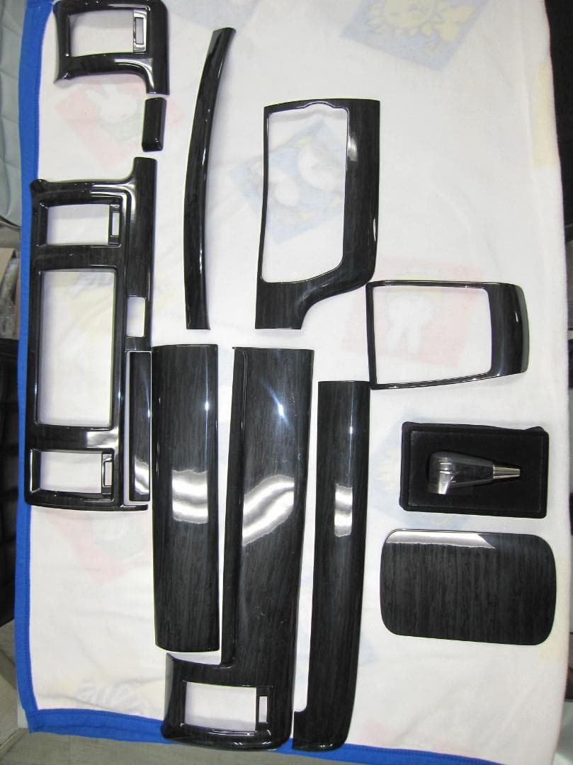 新品・未使用ハイエース　S-GL　ウッドパネルSET　黒木目　４型～現行