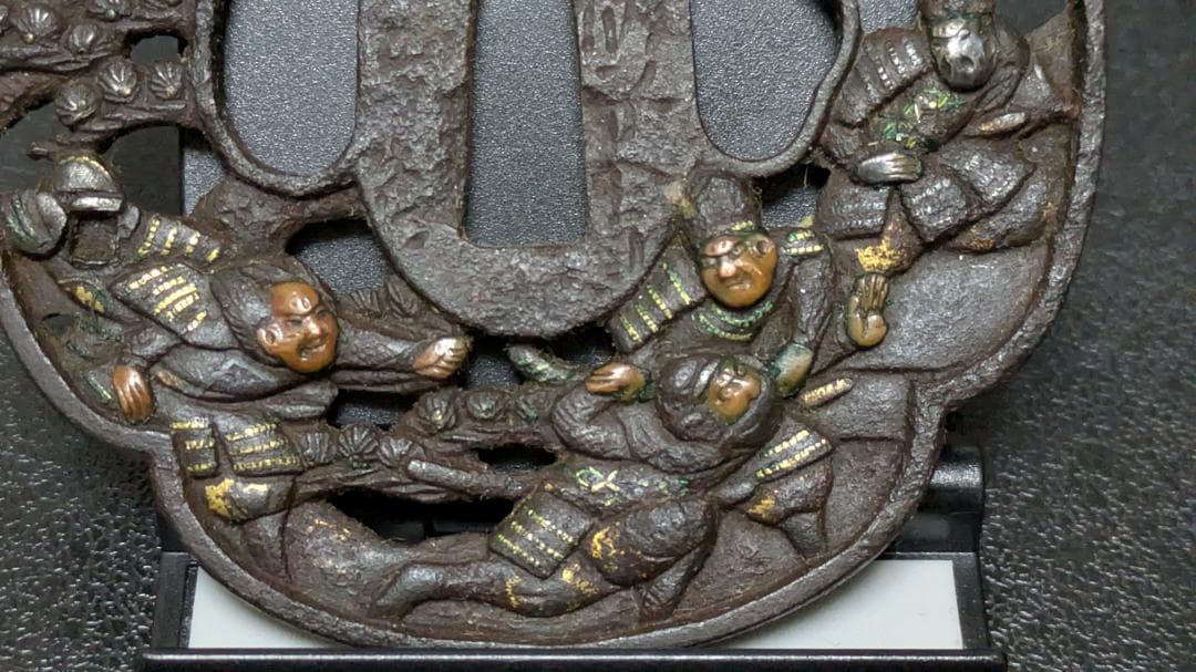 k*a様 銘：江州彦根住藻柄子宗典製 武者合戦図 鉄鍔