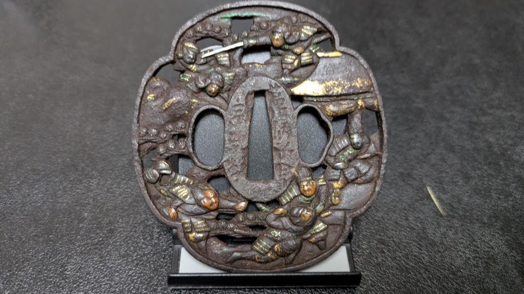 k*a様 銘：江州彦根住藻柄子宗典製 武者合戦図 鉄鍔