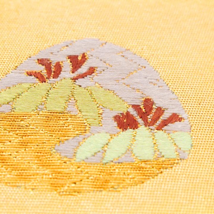 上品に華やぐ【蘇州刺繍】　大人気モチーフ【貝合わせ】　袋帯と同格の名古屋帯です