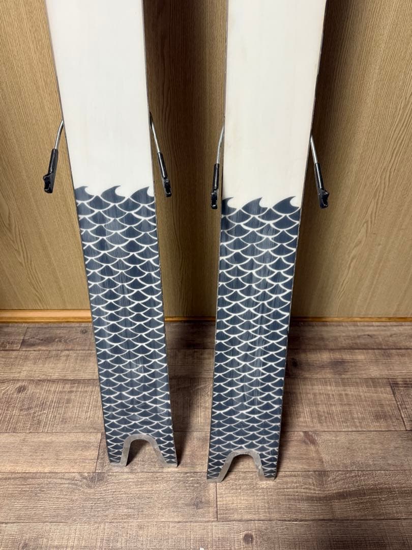 Line Sakana スキー板 ブラック/ホワイト