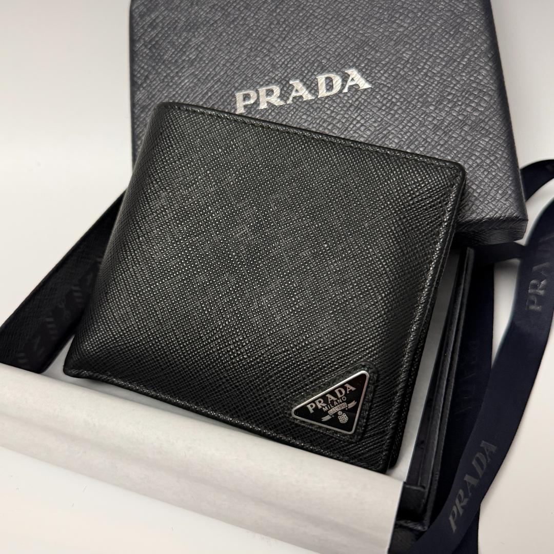 極美品 PRADA 二折り財布 サフィアーノレザー 三角ロゴ ブラック 現行