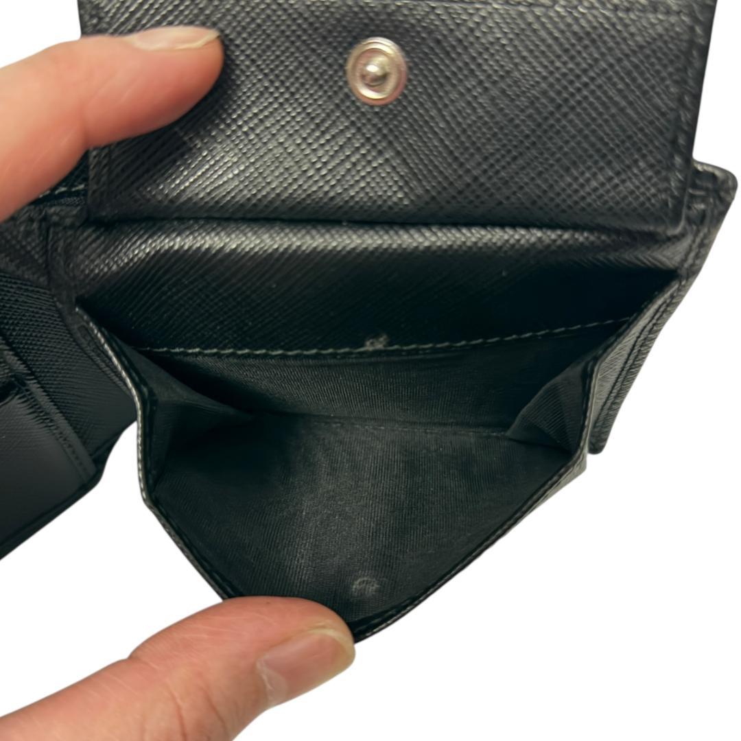 極美品 PRADA 二折り財布 サフィアーノレザー 三角ロゴ ブラック 現行