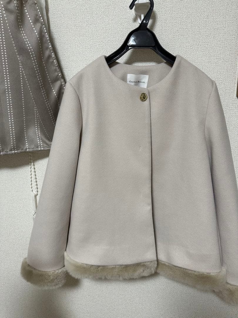 Couture Broochフェイクファー取り外し可能 ケープ風ショートコート