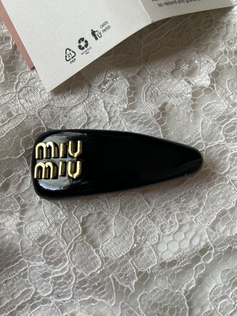 ミュウミュウ パテントレザー ヘアクリップ　極美品