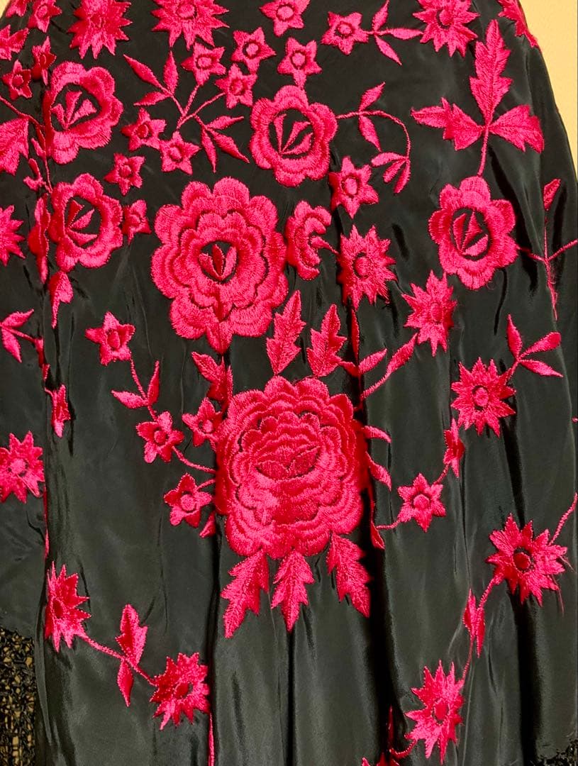 フラメンコ衣装　大判シルクマントン　黒✖️マゼンダ125㎝✖️123㎝