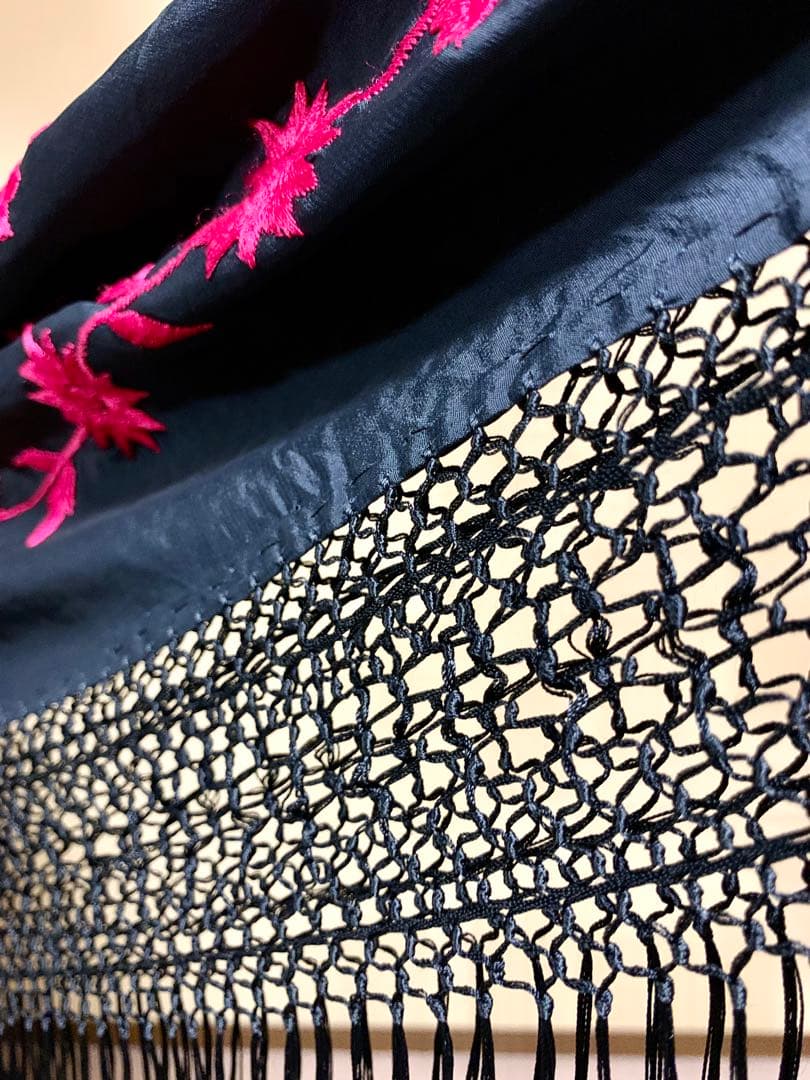 フラメンコ衣装　大判シルクマントン　黒✖️マゼンダ125㎝✖️123㎝