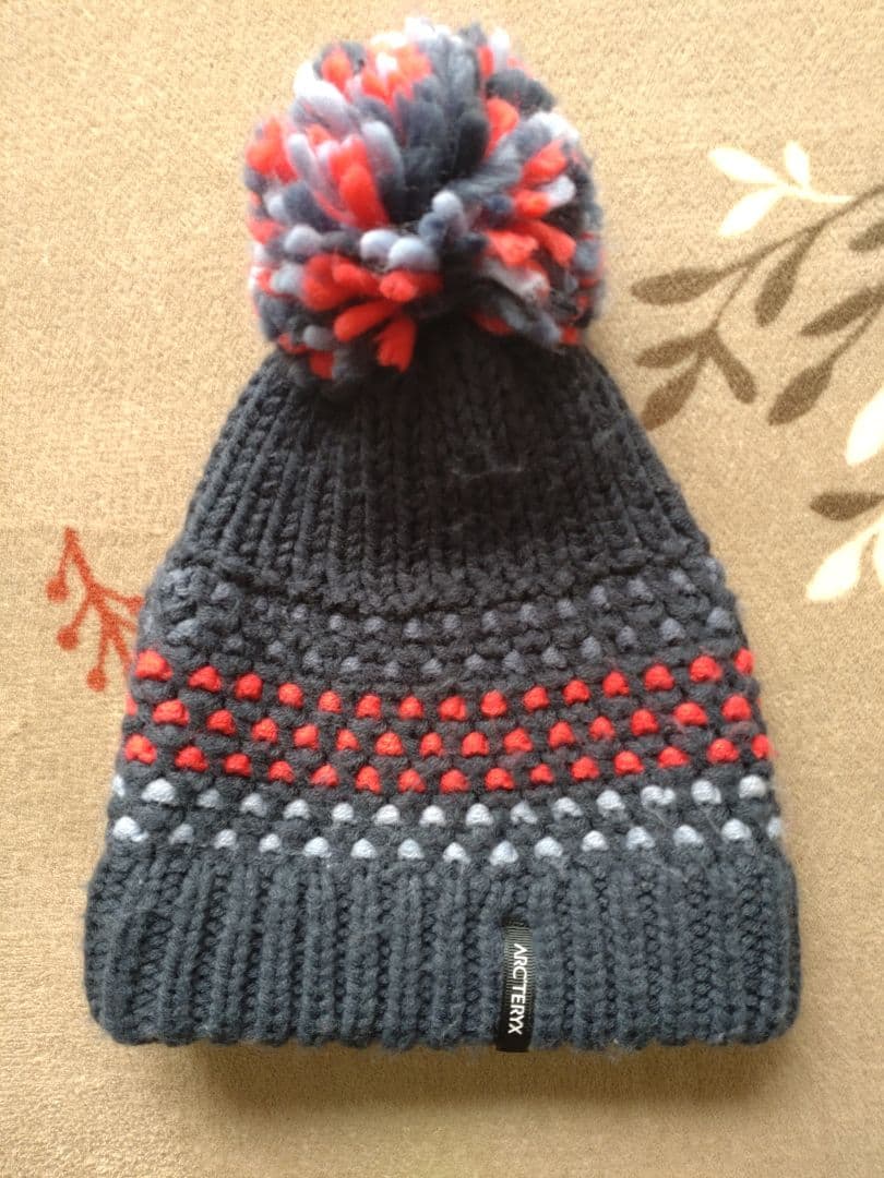 ARC'TERYX ポンポン付き帽子