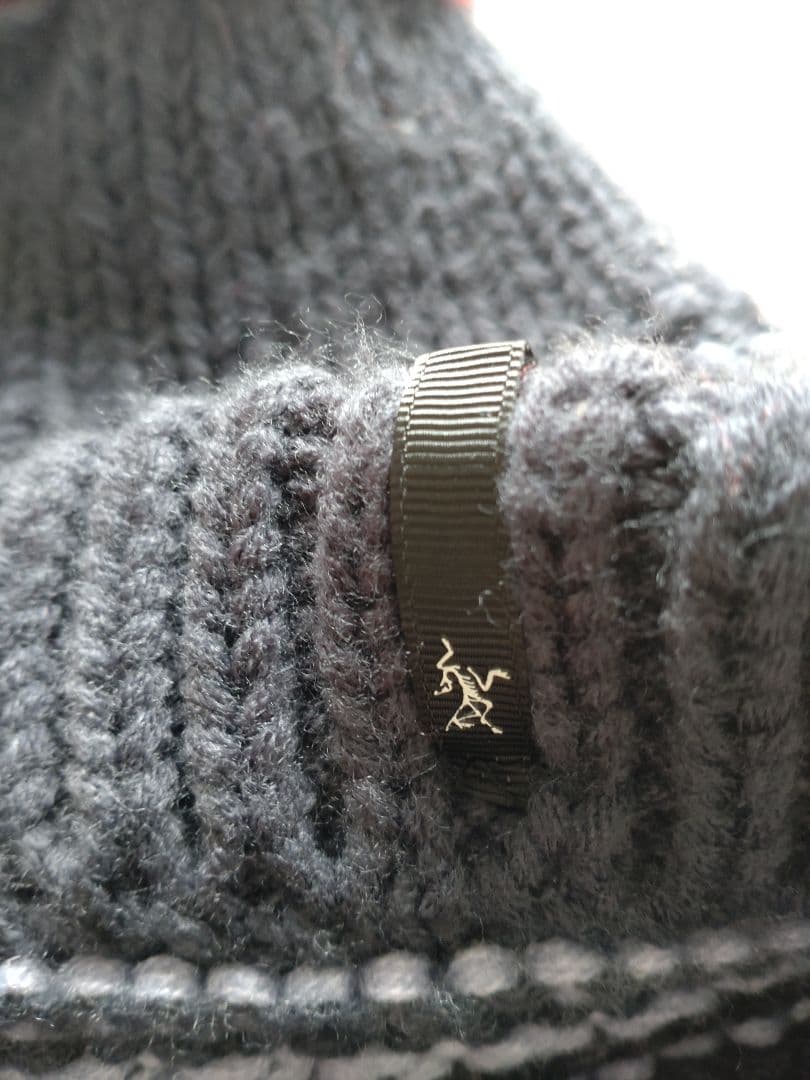 ARC'TERYX ポンポン付き帽子