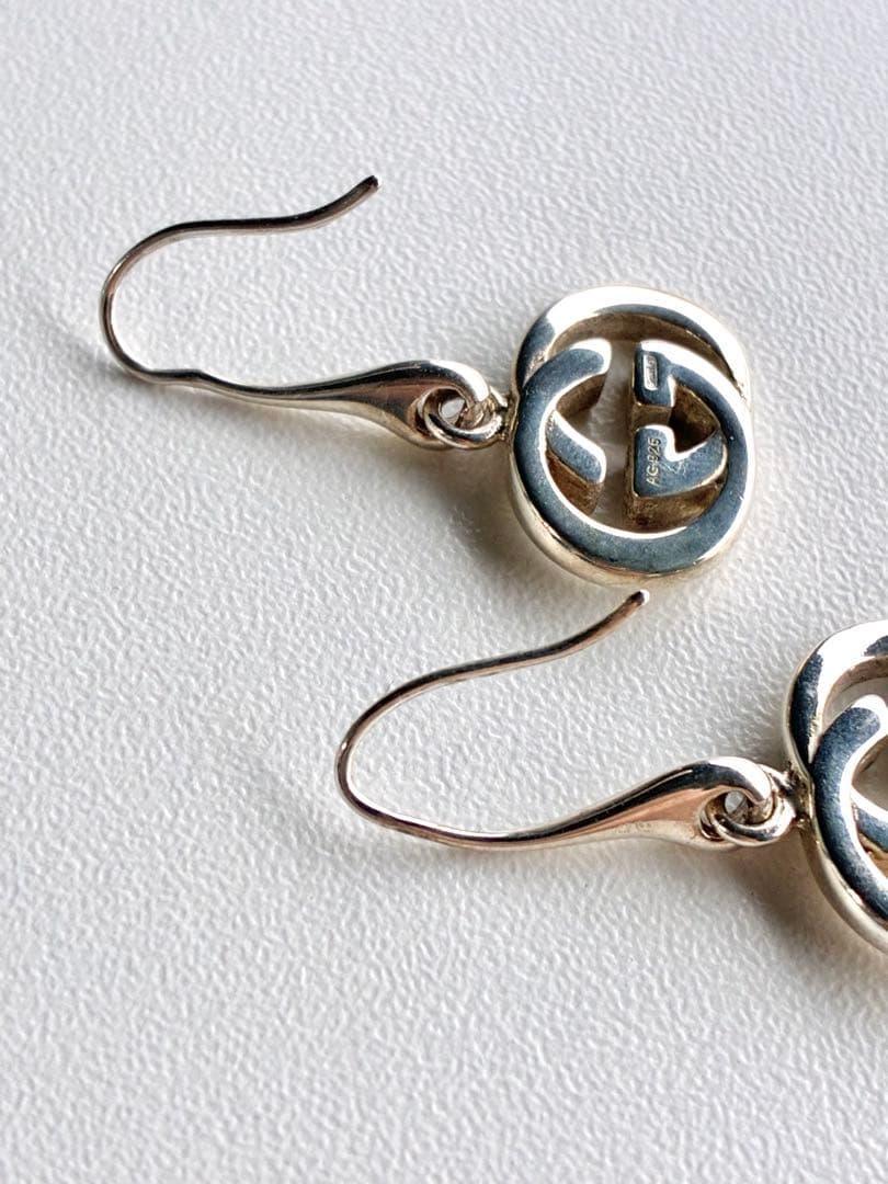 GUCCI シルバー ロゴ フックピアス