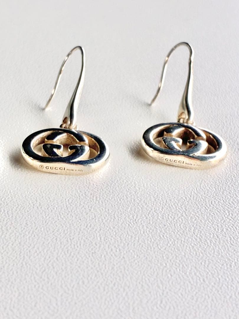 GUCCI シルバー ロゴ フックピアス