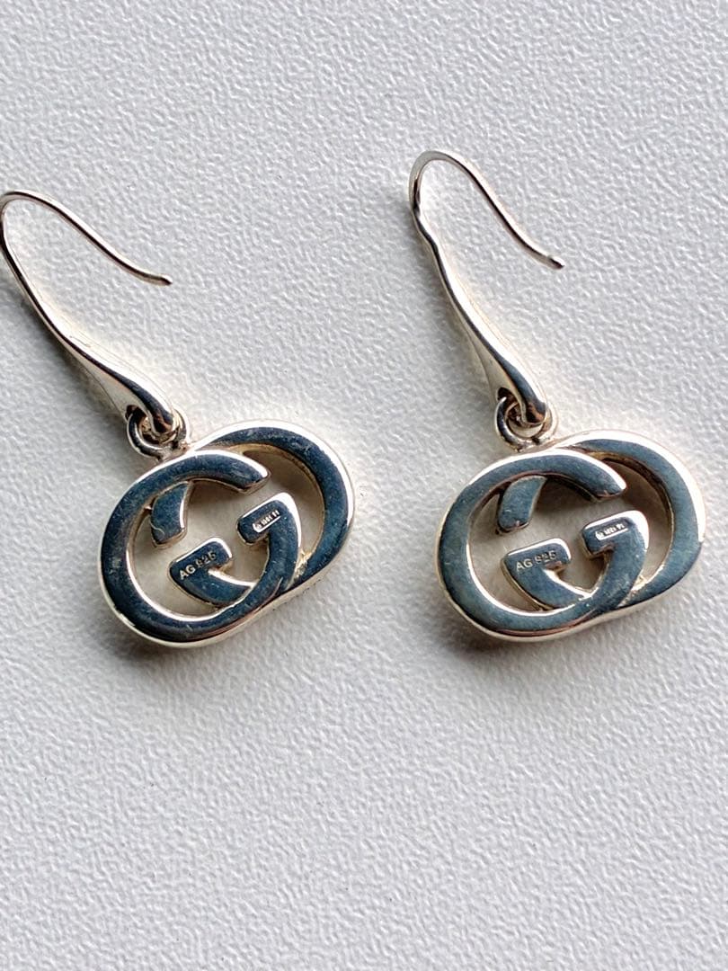 GUCCI シルバー ロゴ フックピアス