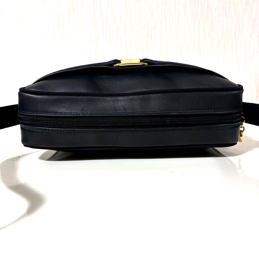 Salvatore Ferragamo ヴァラ　レザー　ショルダーバッグ