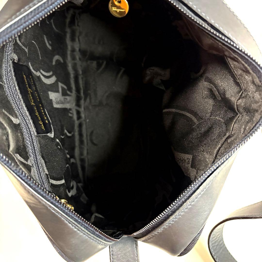 Salvatore Ferragamo ヴァラ　レザー　ショルダーバッグ