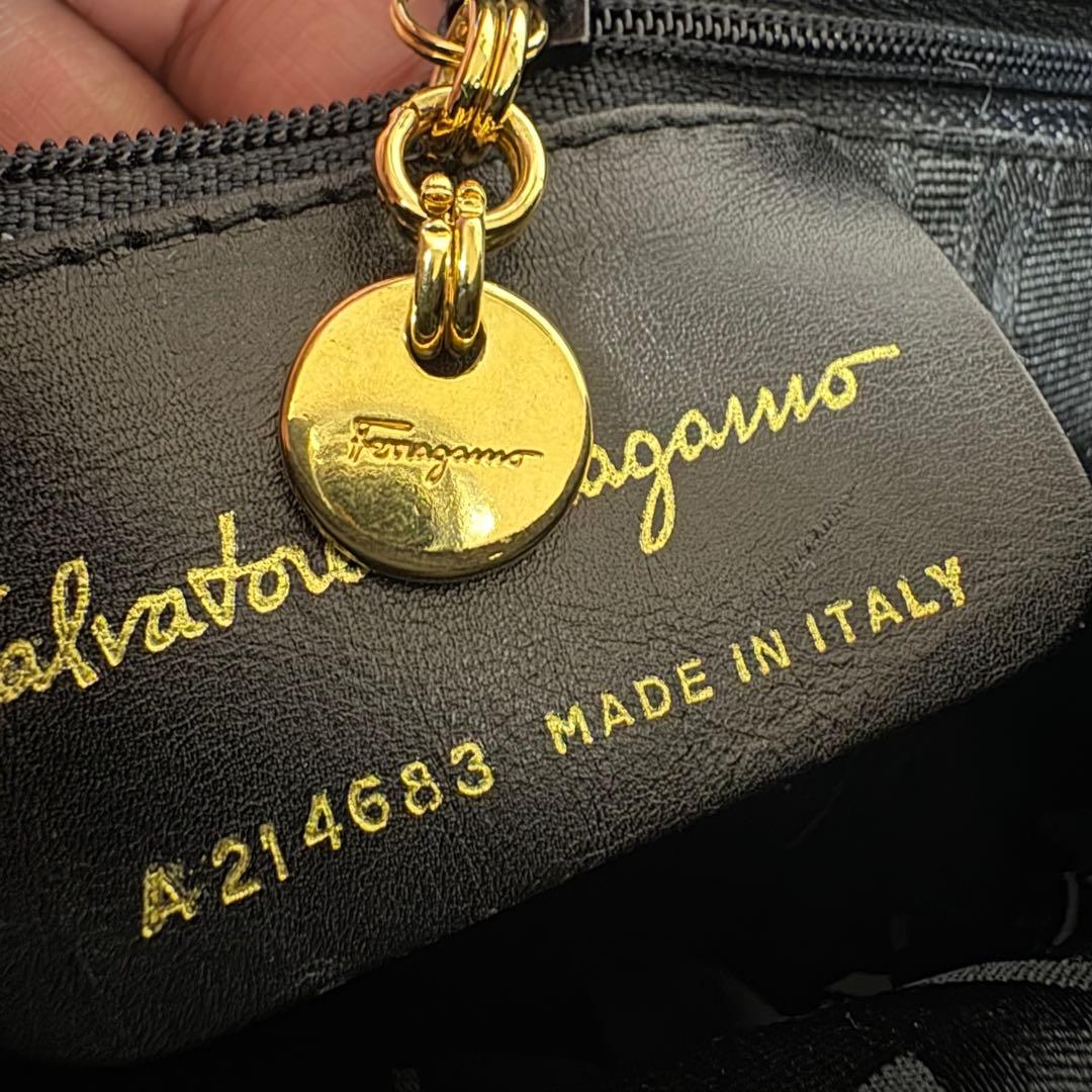 Salvatore Ferragamo ヴァラ　レザー　ショルダーバッグ