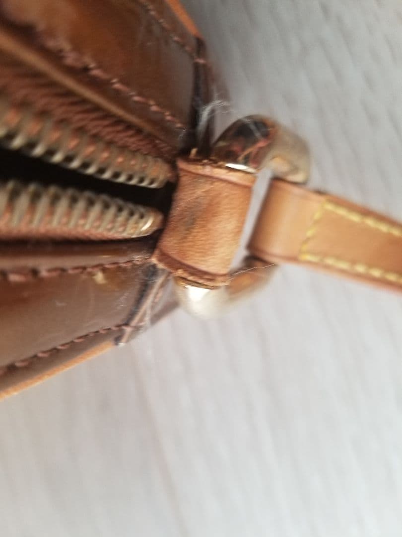 ルイヴィトンヴェルニショルダーバック カラー ブロンズ