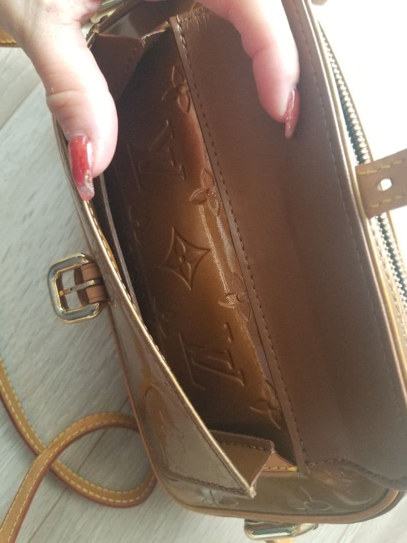 ルイヴィトンヴェルニショルダーバック カラー ブロンズ