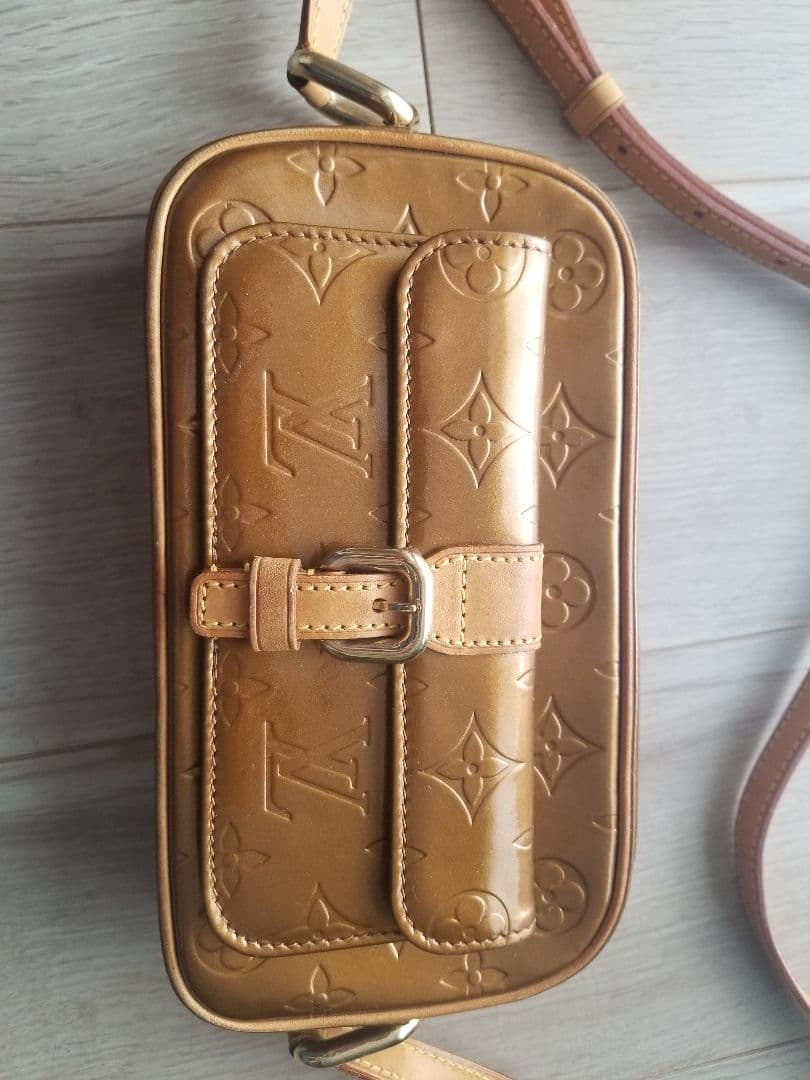 ルイヴィトンヴェルニショルダーバック カラー ブロンズ