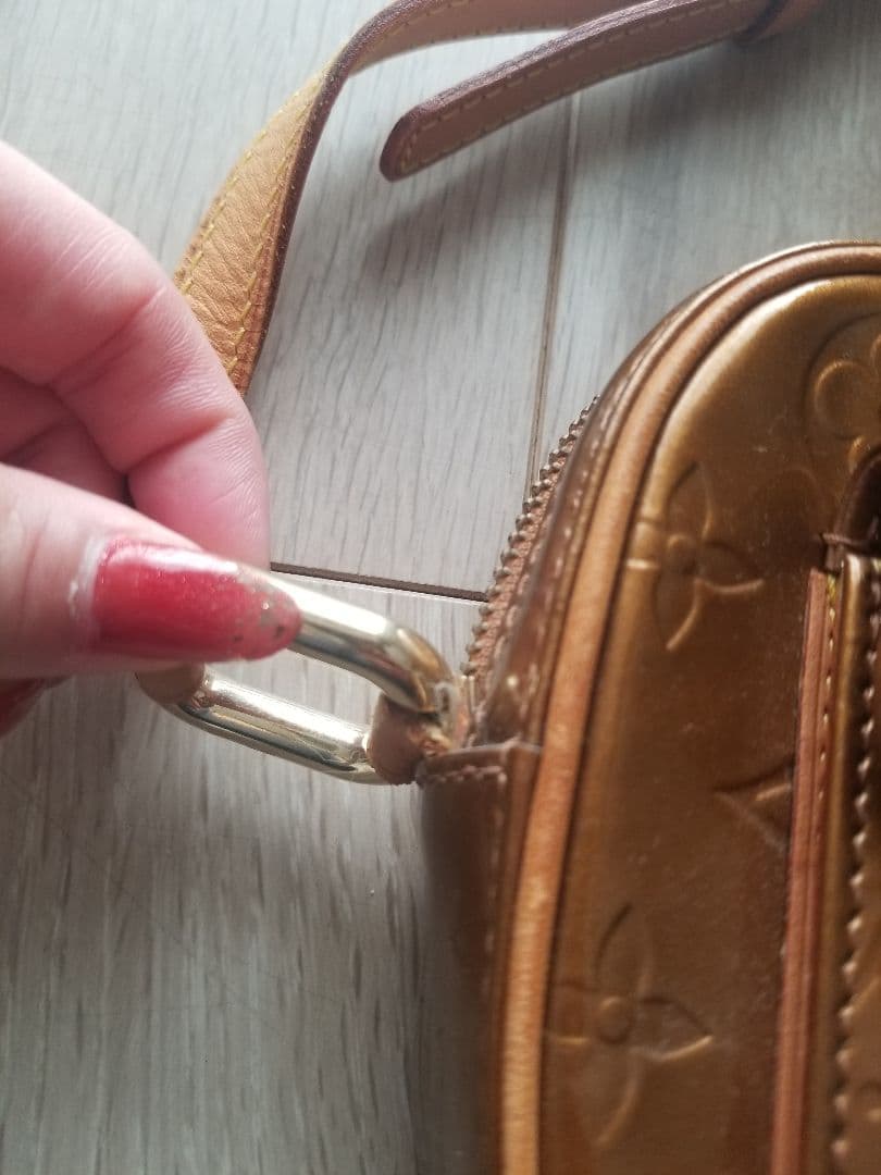 ルイヴィトンヴェルニショルダーバック カラー ブロンズ