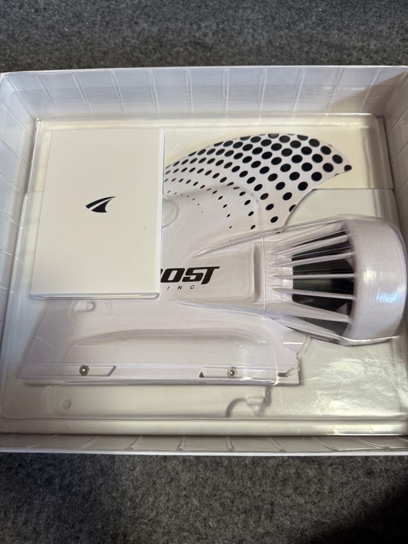 Boost サーフボードフィン ホワイト 充電ケーブル付きFCSアダプター付き