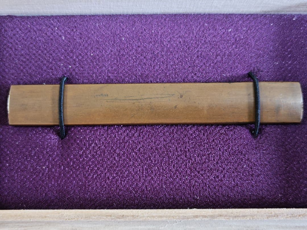 江戸期　小柄「七福神祭の図」金色絵、銅地