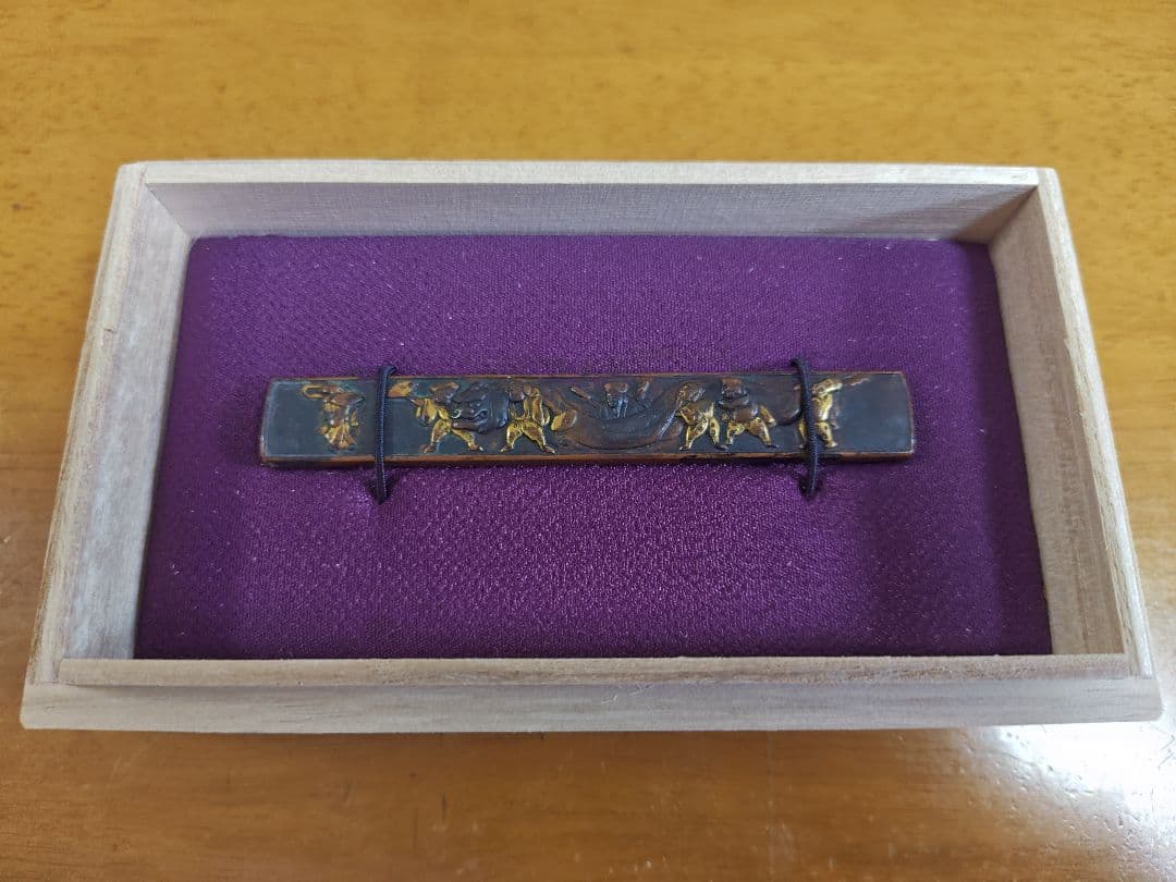 江戸期　小柄「七福神祭の図」金色絵、銅地