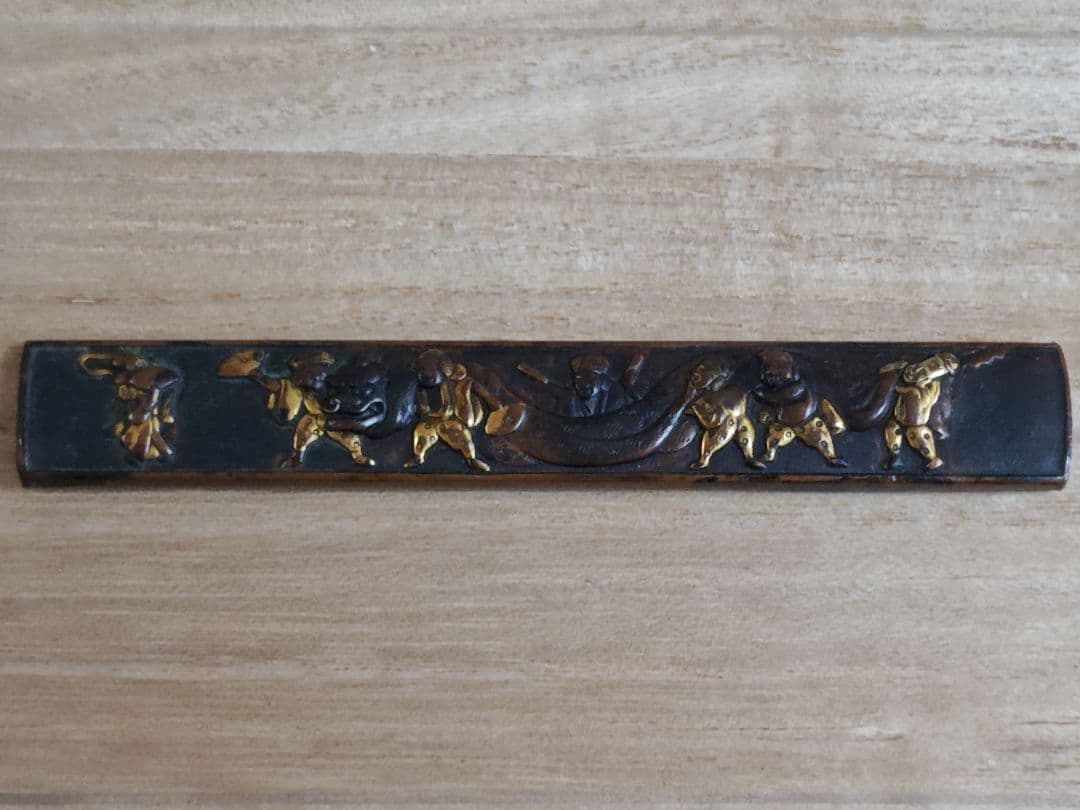 江戸期　小柄「七福神祭の図」金色絵、銅地