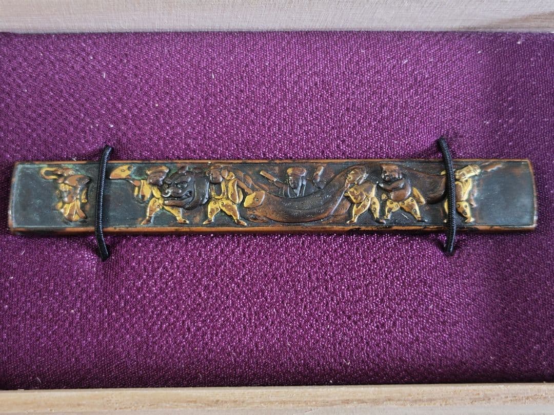 江戸期　小柄「七福神祭の図」金色絵、銅地