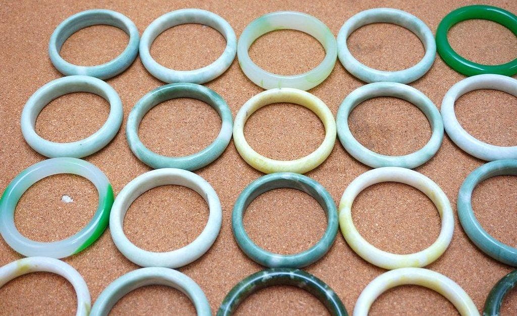 緑石 翡翠 等 バングル 30点 ブレスレット Nm25-250210B