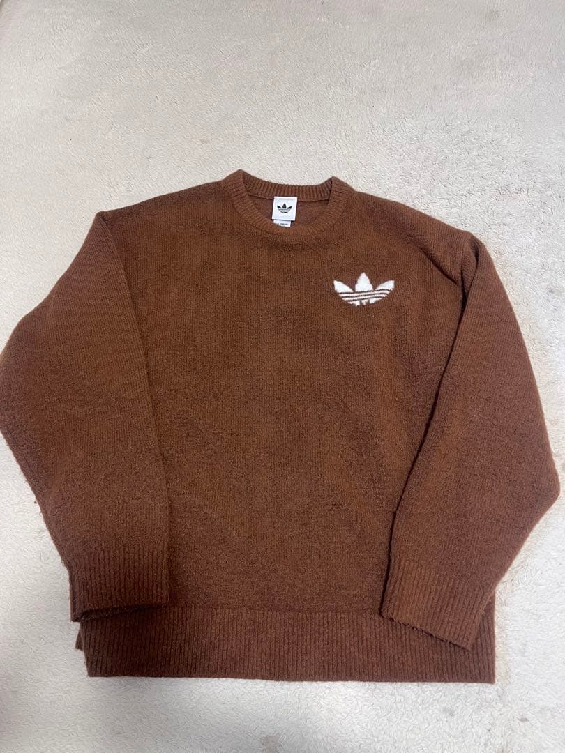 adidasニットセーター