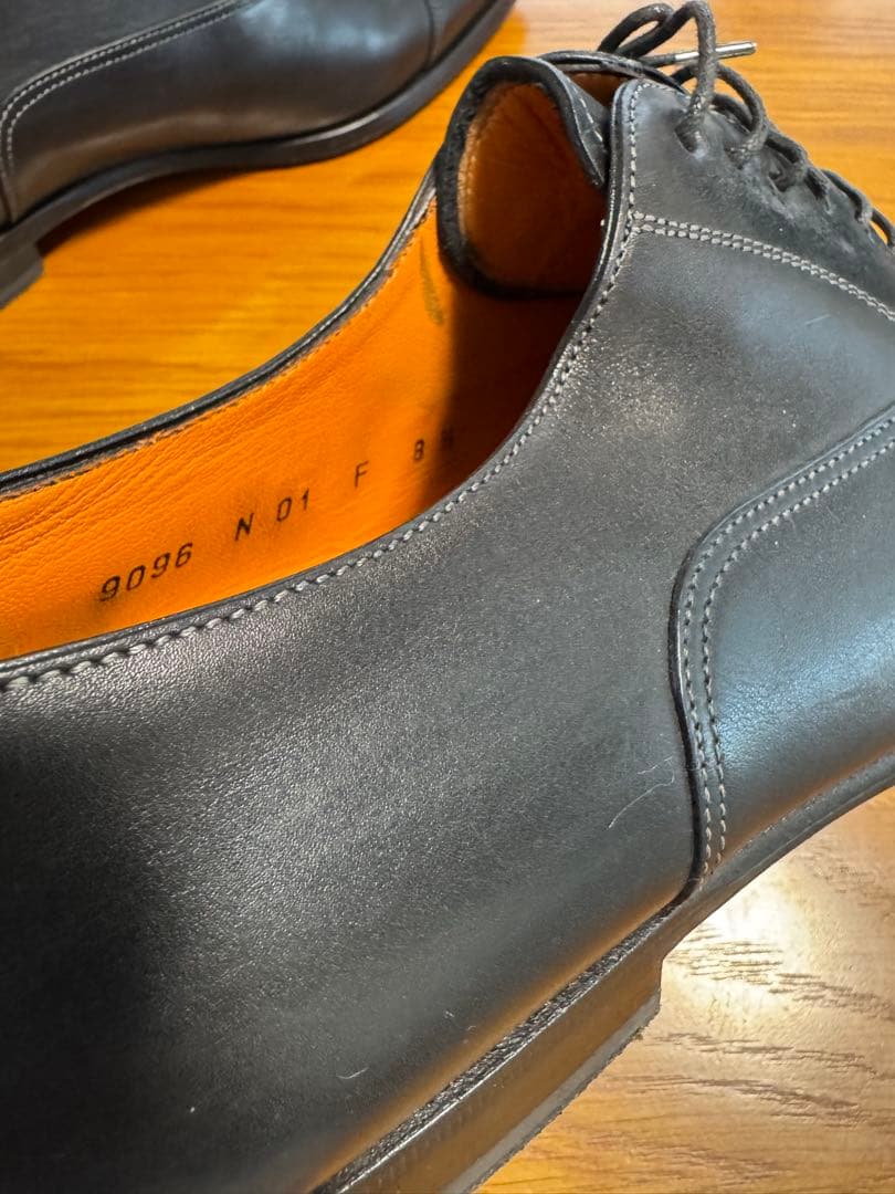 サントーニ 黒革ドレスシューズ