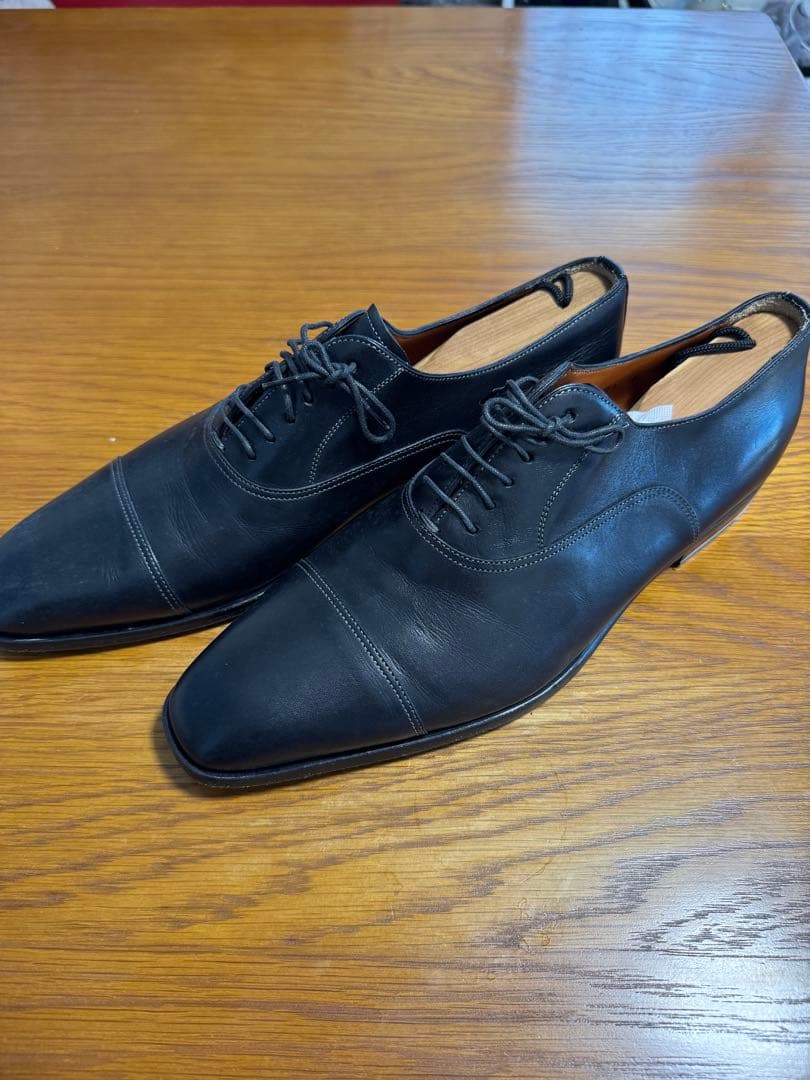 サントーニ 黒革ドレスシューズ