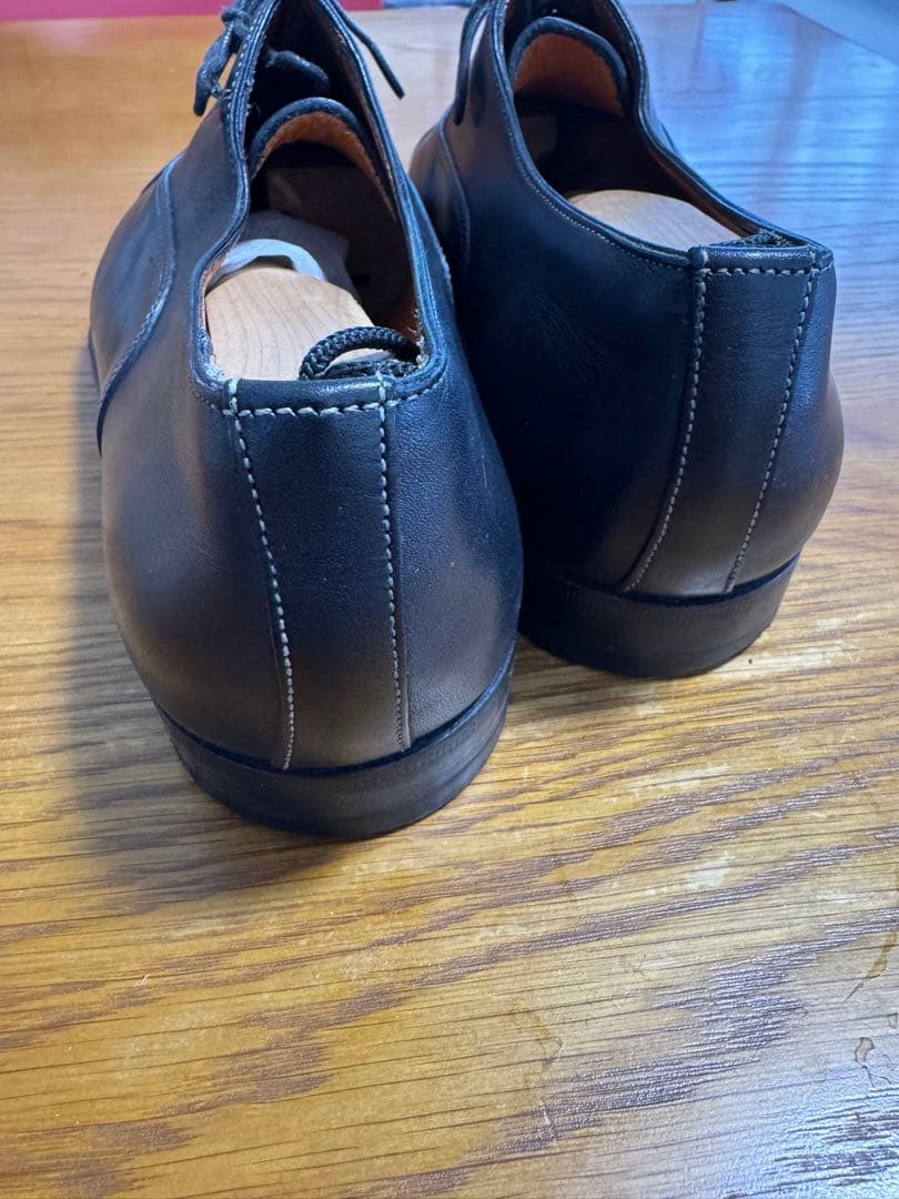 サントーニ 黒革ドレスシューズ