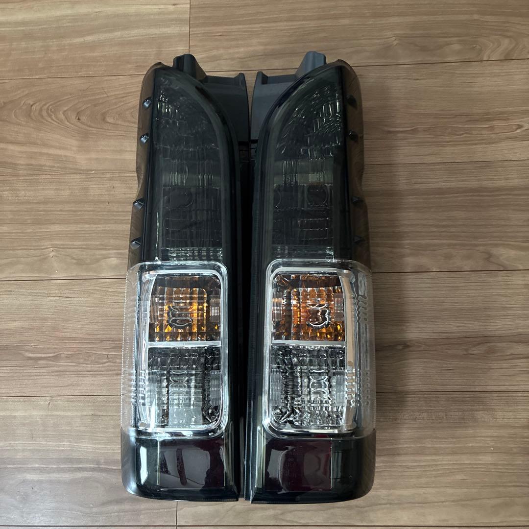 VLAND 1型-8型対応 200系ハイエースハーフスモーク スモークテール純正