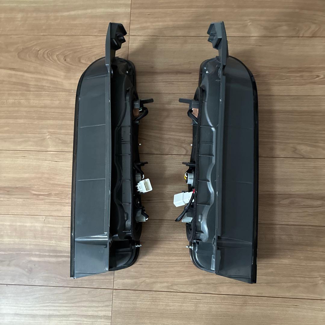 VLAND 1型-8型対応 200系ハイエースハーフスモーク スモークテール純正