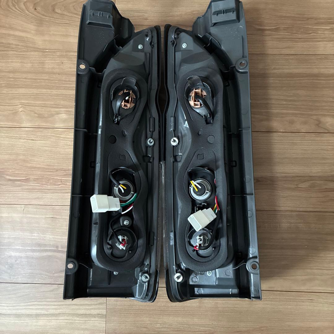 VLAND 1型-8型対応 200系ハイエースハーフスモーク スモークテール純正