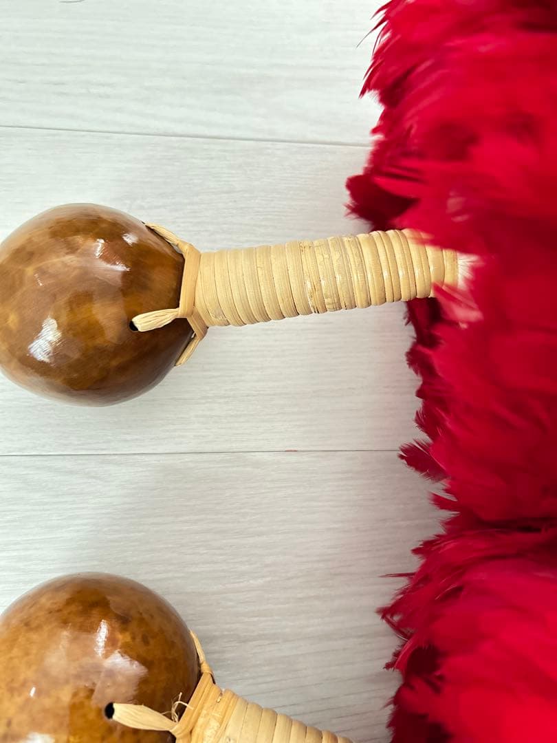 ウリウリ　フラダンス　タヒチアン　羽　黄色　赤　マラカス　楽器　ハワイ　一体型