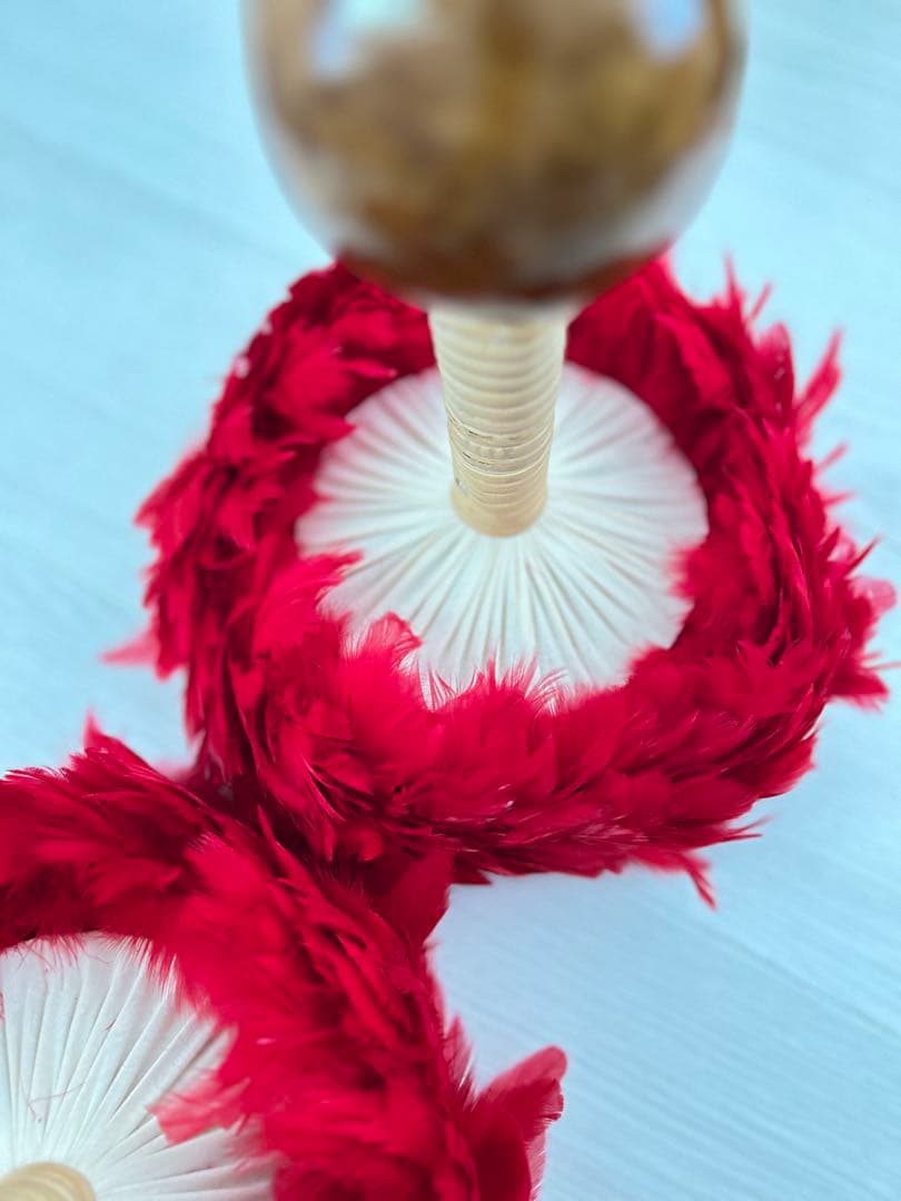 ウリウリ　フラダンス　タヒチアン　羽　黄色　赤　マラカス　楽器　ハワイ　一体型