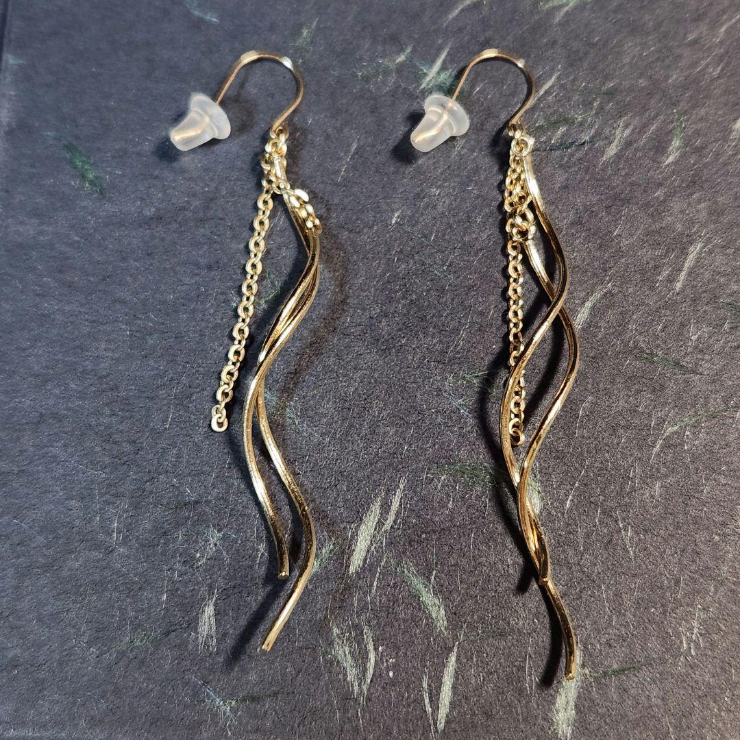 ウェーブ ツイストデザインピアスK18 刻印