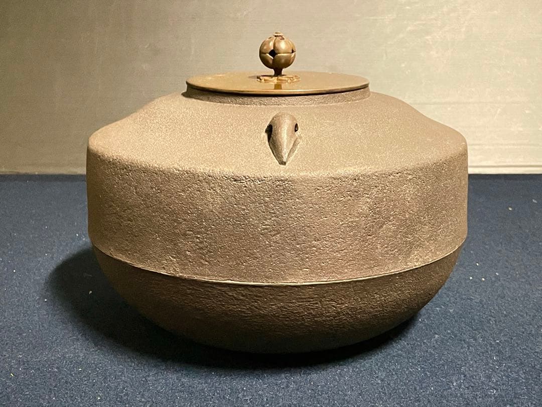 「祖」 釜師 紹栄 貝釻付 張肩釜 炉釜 共箱 茶道具 (121あ)