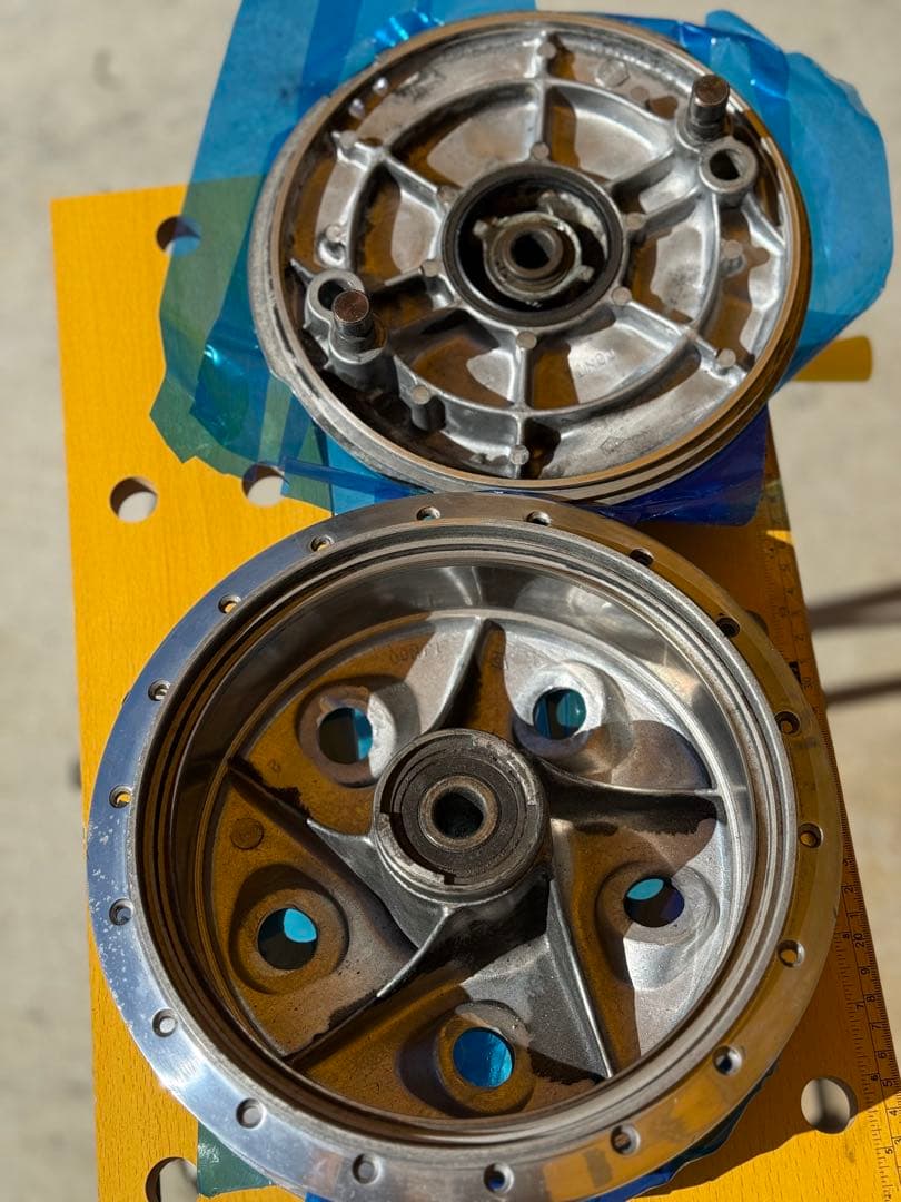 SR400/500 フロントハブ　バフがけ済み