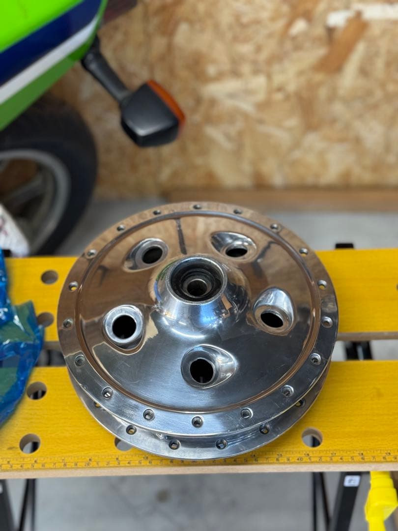 SR400/500 フロントハブ　バフがけ済み