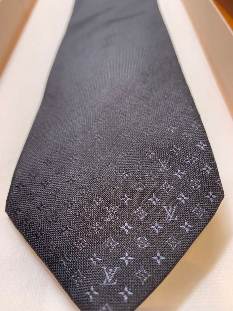 【試着のみ】LOUIS VUITTON ネクタイ・ネオ モノグラミッシム 8CM