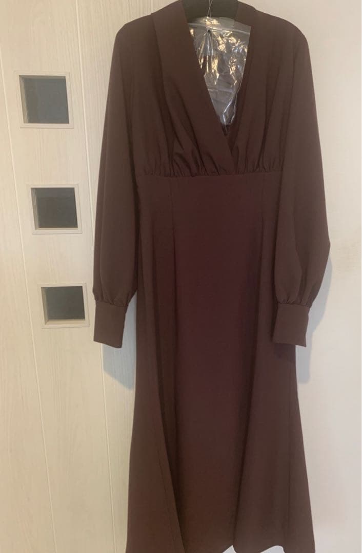 ノーカラーナローワンピース